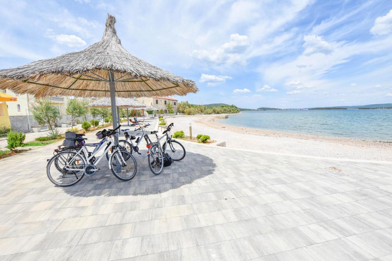 Apartment L And S On The Beach Ugrinici Exterior photo